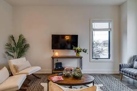 Getaway - Rooftop, Garage, Near Broadway!