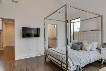 Holiday home Getaway - Rooftop, Garage, Near Broadway! *