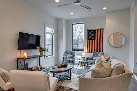 Getaway - Rooftop, Garage, Near Broadway! Holiday home *