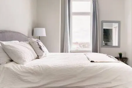The Dolly - Breezy Rooftop, Iconic Art Retreat Holiday home *