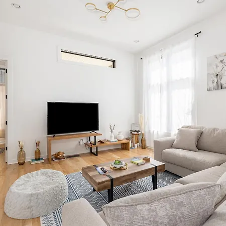Extra Spacious 4 Bed / 4.5 Bath Music Row Holiday home