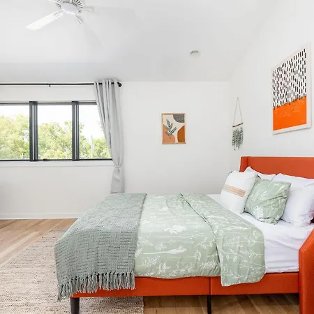 Extra Spacious 4 Bed / 4.5 Bath Music Row