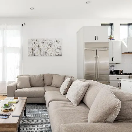 Extra Spacious 4 Bed / 4.5 Bath Music Row *