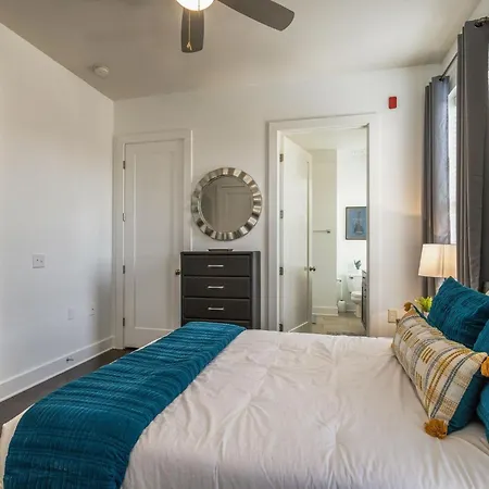 Holiday home Lofts At 30th - Contemporary Muse - Minutes To Broadway