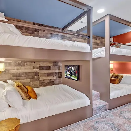 Hyve - Whiskey Trails - Walk To Broadway- Full Gym Holiday home *