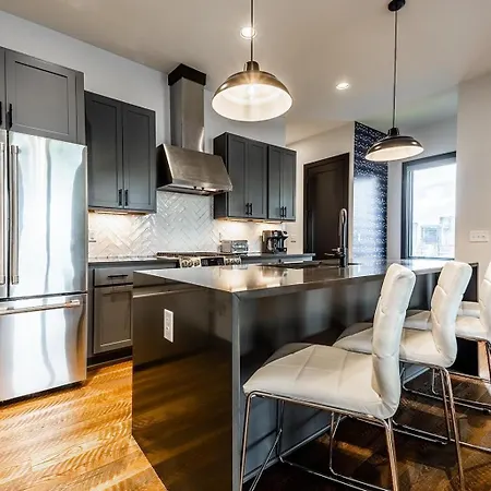 2 Premium Gulch Homes - Rooftop Hot Tub - Sleeps 24 Holiday home Nashville