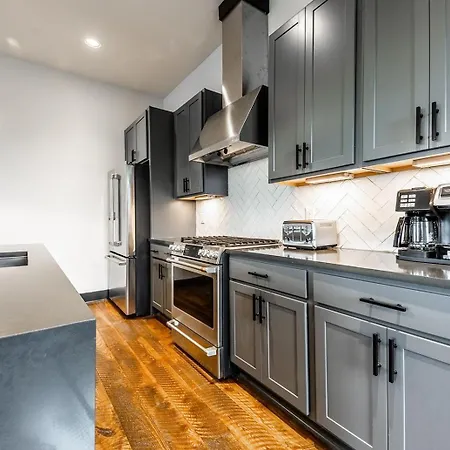 2 Premium Gulch Homes - Rooftop Hot Tub - Sleeps 24 Holiday home Nashville