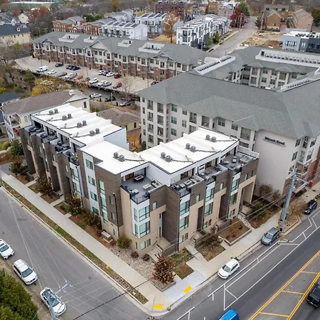 Double Treble - Sleeps 24 - 2 Townhomes Holiday home Nashville