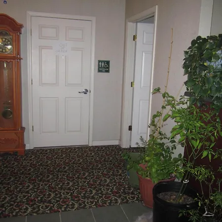 Apple Annie's Motel 2*