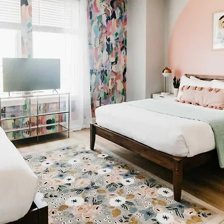 Designer~8 Mins 2 Broadway~balcony~sleeps 10~new
