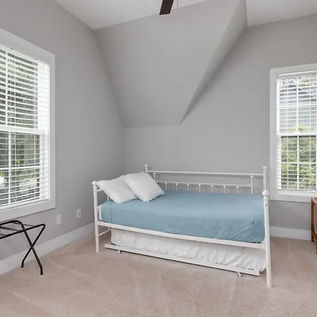 Holiday home 7 Minutes From Broadway, Entire *