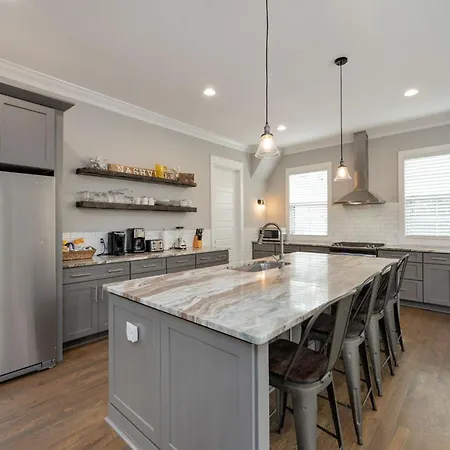 7 Minutes From Broadway, Entire Holiday home *