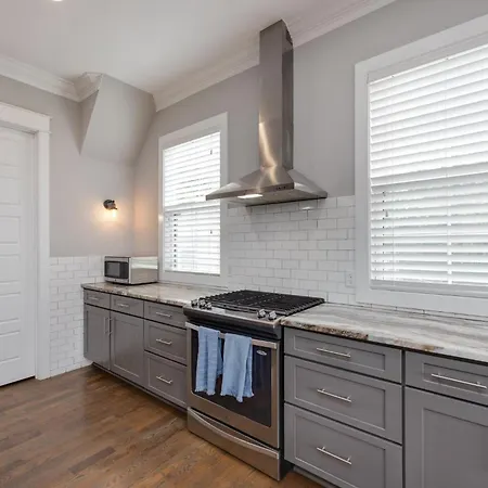 7 Minutes From Broadway, Entire Holiday home *