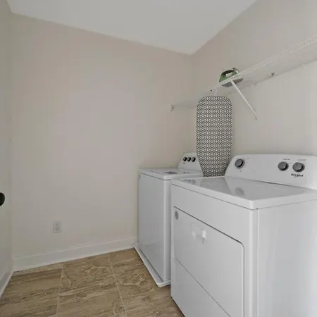 Holiday home 1 King 2 Queens Garage Yard Washer & Dryer Nashville