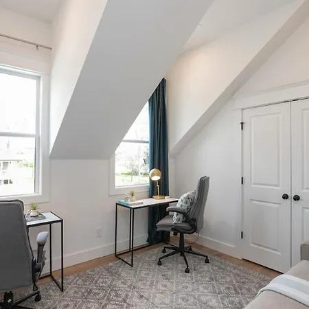 Custom Office Game & Fire Pit Holiday home *