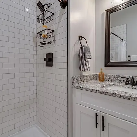 With 2 Queen Beds 7 Mins To Broadway Apartment *