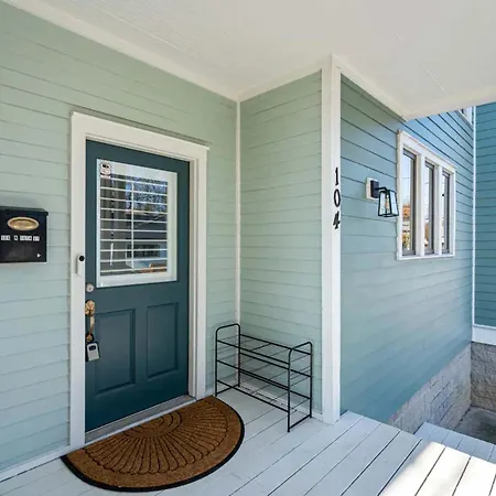 Two Decks To Enjoy Walk To 5 Points Faves Garage Close To Dining And Bars Board Games 10 Mins To Broadway 24 Hour Hospitality Holiday home
