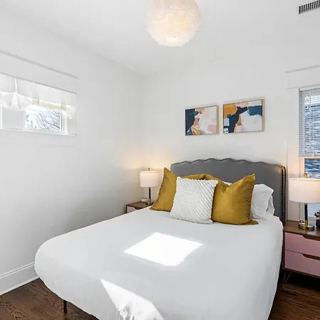 Two Decks To Enjoy Walk To 5 Points Faves Garage Close To Dining And Bars Board Games 10 Mins To Broadway 24 Hour Hospitality Holiday home