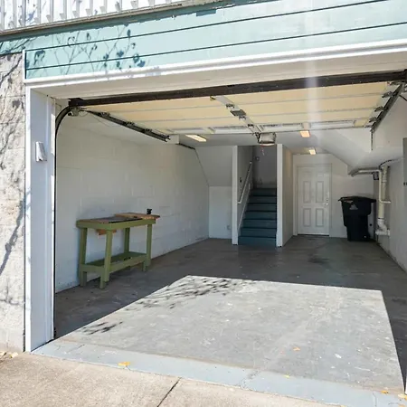 Holiday home Two Decks To Enjoy Walk To 5 Points Faves Garage Close To Dining And Bars Board Games 10 Mins To Broadway 24 Hour Hospitality Nashville
