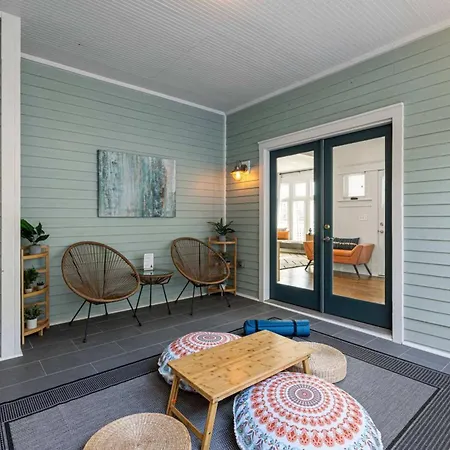 Two Decks To Enjoy Walk To 5 Points Faves Garage Close To Dining And Bars Board Games 10 Mins To Broadway 24 Hour Hospitality Holiday home