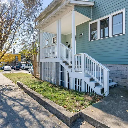 Holiday home Two Decks To Enjoy Walk To 5 Points Faves Garage Close To Dining And Bars Board Games 10 Mins To Broadway 24 Hour Hospitality *