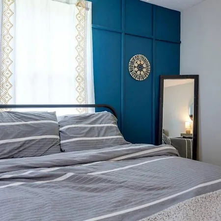 5 Min To Airport Pet Friendly Fire Pit Fenced Yard