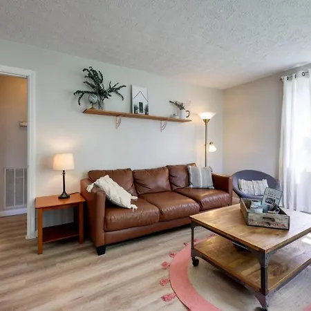 Holiday home 5 Min To Airport Pet Friendly Fire Pit Fenced Yard *