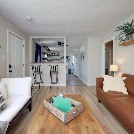 Holiday home 5 Min To Airport Pet Friendly Fire Pit Fenced Yard Nashville