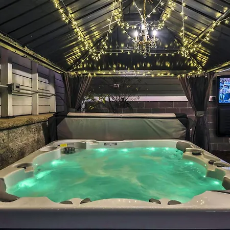 Greenwood With Covered Hot Tub, Fire Pit, And Outdoor Tv! Holiday home