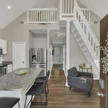 Greenwood With Covered Hot Tub, Fire Pit, And Outdoor Tv! Holiday home