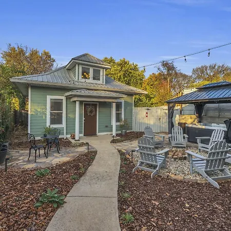 Greenwood With Covered Hot Tub, Fire Pit, And Outdoor Tv!