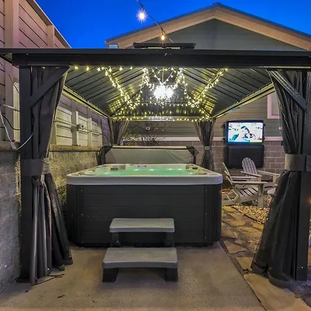 Holiday home Greenwood With Covered Hot Tub, Fire Pit, And Outdoor Tv! Nashville