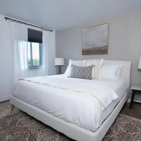 Holiday home Stunning Riverfront Getaway In Downtown
