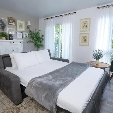 Stunning Riverfront Getaway In Downtown
