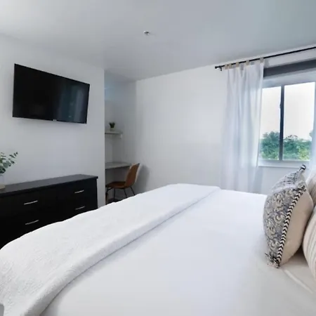 Stunning Riverfront Getaway In Downtown