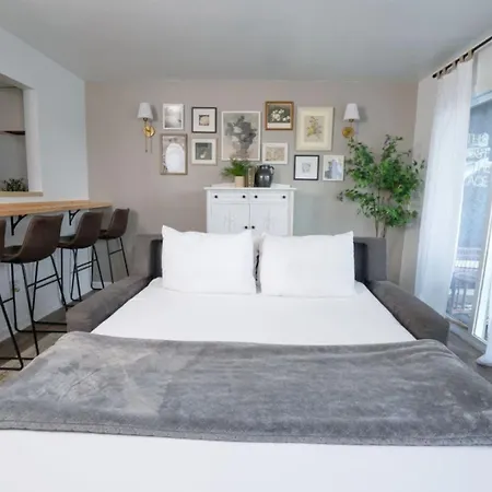 Holiday home Stunning Riverfront Getaway In Downtown
