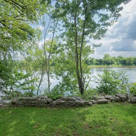 Holiday home Stunning Riverfront Getaway In Downtown