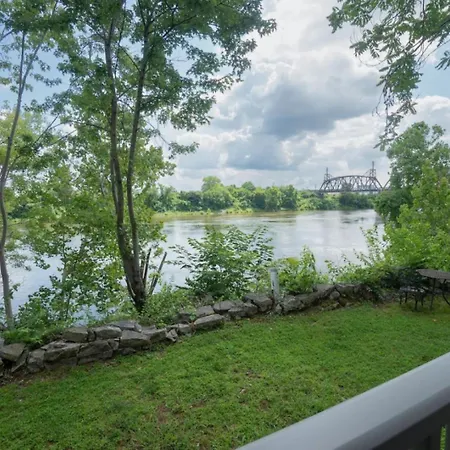 Holiday home Stunning Riverfront Getaway In Downtown