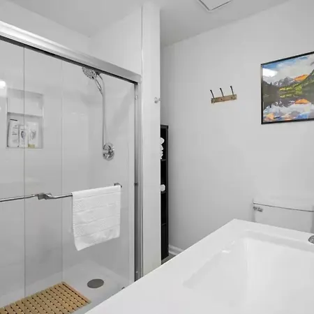 Holiday home Chic 2br Nasvhille Getaway- Fenced Yard- 8min To Broadway!