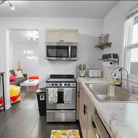 Chic 2br Nasvhille Getaway- Fenced Yard- 8min To Broadway! Holiday home *