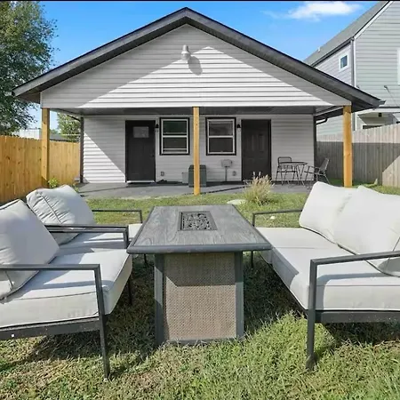 Chic 2br Nasvhille Getaway- Fenced Yard- 8min To Broadway! Holiday home *