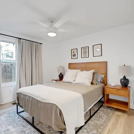 Charming Downtown Getaway Cozy Living Space *