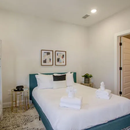 Beautiful Luxury Townhome Very Close To Broadway