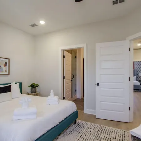 Beautiful Luxury Townhome Very Close To Broadway *