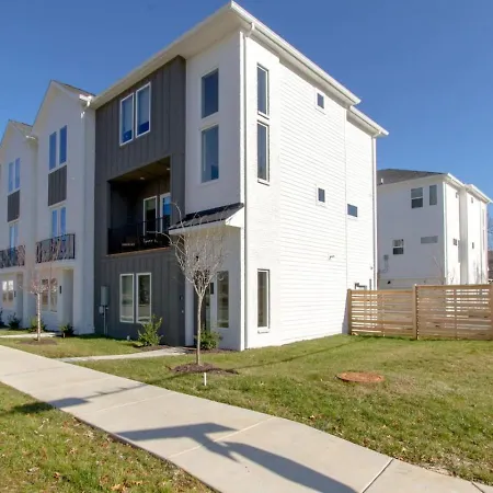 Beautiful Luxury Townhome Very Close To Broadway