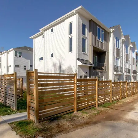 Beautiful Luxury Townhome Very Close To Broadway
