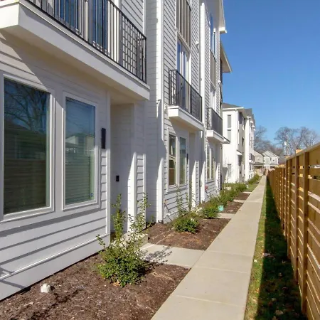 Beautiful Luxury Townhome Very Close To Broadway Holiday home *