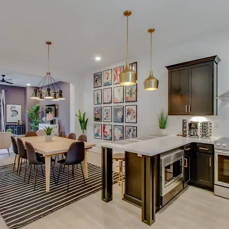 Beautiful Luxury Townhome Very Close To Broadway Holiday home *