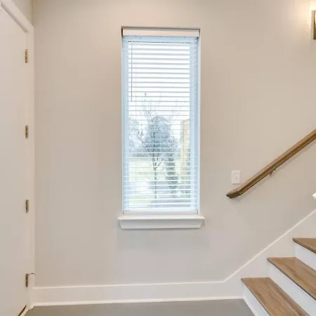 Spacious Contemporary Townhome With Private Rooftop Holiday home Nashville