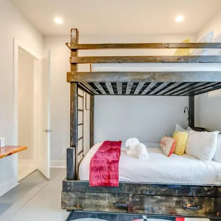 Holiday home Spacious Contemporary Townhome With Private Rooftop *